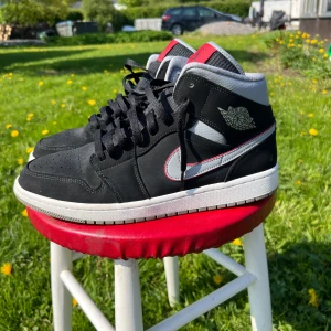 Air jordan 1 mid ”black particle grey” - Säljer dessa snygga jordans som använts  måttligt. Storlek 45. Tyvärr tappat bort original box. Pris kan diskuteras.
