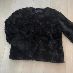 Svart pälsjacka  - Jätte fin pälsjacka, knappt använd då den inte riktigt är min stil, så hoppas den kommer till bättre användning av ngn annan❤️. Passar på mig som är s/m