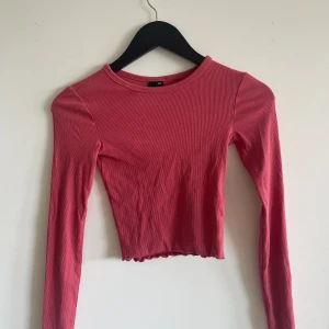 Cool topp med öppen rygg - Topp med öppen rygg som används ett fåtal gånger💓Jätte cool och är i storlek xxs men väldigt stretchig så passar även dem med storlek xs 