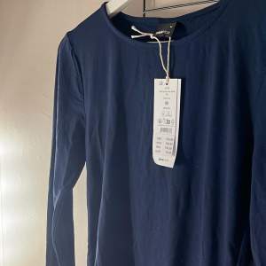 Säljer denna marinblåa soft tuch tröja med slits på ärmarna från Gina Tricot💞 Prislapp kvar och aldrig använd!