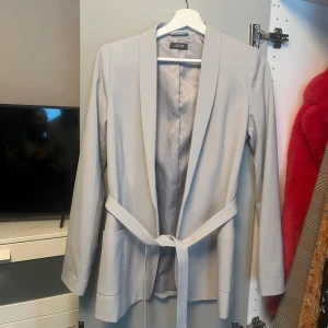 Jättefin grå blazer  - Jättefin grå blazer i nyskick, storlek S, fraktar samma dag 