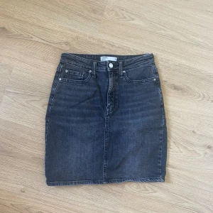 Jeanskjol - En fin jeanskjol från Cubus som är använd 1 gång! Hör av dig om du har några frågor🤗