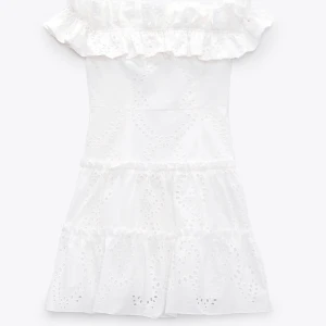 Vit broderad klänning  - En broderad kort vit klänning, perfekt till studenten eller bara att ha i sommar, prislapp kvar!