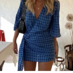 Rutig klänning - Säljer denna fantastiska rutiga klänning. Lånad bild🎉 sparsamt använd och söker nytt hem då den inte används så ofta💕väldigt skön och perfekt nu i sommar!