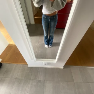 Vintage bootcut levis jeans - Fina jeans i bootcut model! Köpta vintage i Paris. Skriv för mått💞Har en defekt på högerfickan!