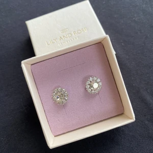 Lily and rose  - Silver örhängen   Lily and rose  Oanvända