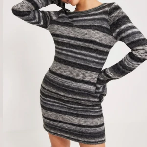 SVART STICKAD KLÄNNING - • Nypris: 599kr • Oanvänd • Inga defekter • Stretchig  • Har INTE möjlighet att ta egna bilder 