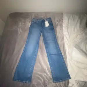 Hej! Jag säljer mina jeans från Kappahl de är storlek 158 de va tyvärr för små för mig men de var jätte fina. Har aldrig använt dom bara när jag testade de och de är i jätte bra nytt skick. 