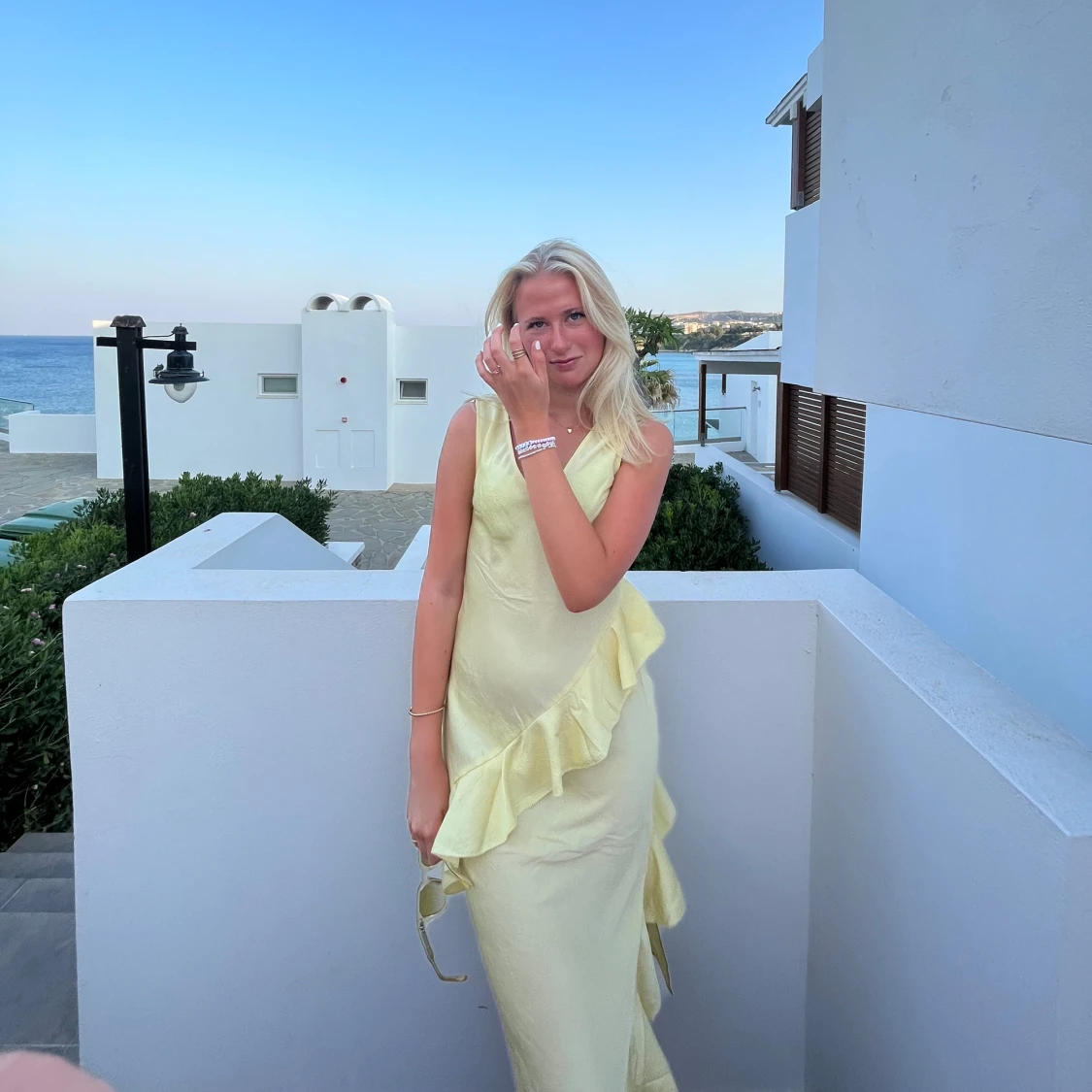 Gul långklänning med volanger  - 90