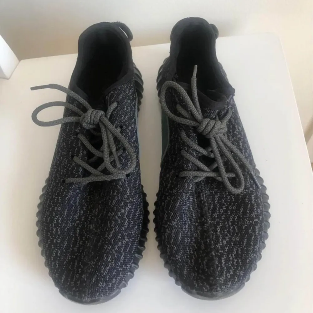 Adidas yeezys stl 44 Grå/svarta Använda men i gott skick. Begränsad utlaga . Skor.