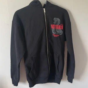 BLACK SQUAD hoodie - skit snygg hoodie me tryck både framsida och baksida. relativ oanvänd och mycket bra skick! är xs men kan lätt passa s/m då den är väldigt oversized. 