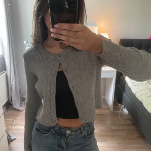 Stickad kofta - Jättesöt stickad kofta i strl S🩶 Använd fåtal gånger så i nyskick! Skriv privat om du har frågor