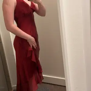 If you’re looking for the 💃dress, look no further. This fitted perfectly but perhaps a better fit for someone who has a little more chest🥲 Sad to let her go. 💔 Im 157, chances are this dress will look cuter if you’re a lil taller or with heels. 👠 