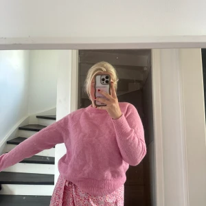 Stickad tröja  - Rosa stickad tröja från märket CW på Åhléns 