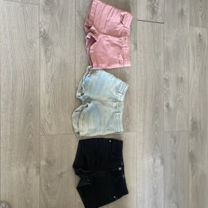 Shorts  - Tre par shorts. En svart, en rosa och en blå. Den rosa är nästa aldrig använd och de andra är använda ett par gånger. Den rosa har storlek 146 den svarta har storlek 152 och den blå har storlek 140. Kostar 70kr st. 