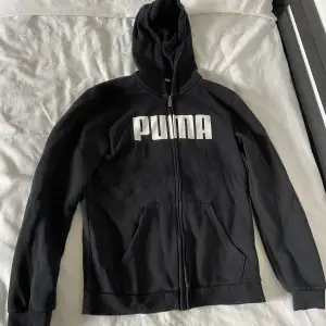 Säljer min Puma hoodie pga att jag inte använder den