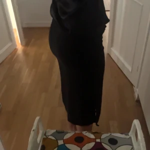svart långkjol - Här är en såå sjukt snygg svart långkjol med paljetter i slitsarna, säljer denna kjol då den är för liten då jag brukar ha S/M i kläder, men kjolen har en dragkedja till vänster!💞