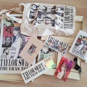 VIP-paket från Taylor Swift | The Eras Tour - VIP box från Taylor Swift konserten The Eras Tour i Stockholm. Säljer då jag har två. Allt innehåll i lådan inkluderat. Pris kan diskuteras vid snabb affär 