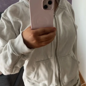 Vit zip up hoodie  - Jätte söt zip up hoodie från brand Melville som nästan aldrig kommit till användning. Användes runt ca 2-3ggr sedan köpet. Original priset är ca 450-500kr 💕
