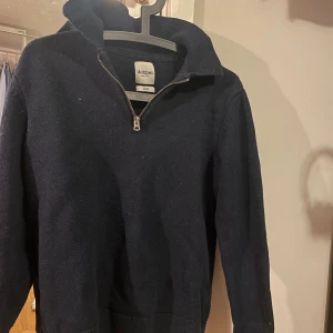 Snygg halfzip  - Säljer denna riktigt snygga halt zip från märket Dobber. Tröjan är i riktigt fint skick och är nästan aldrig använd. Tröjan är i storlek S och passar perfekt på en sval sommarkväll☺️