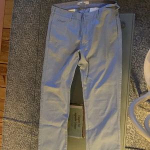 Morris chinos slim fit - Ljusblå Morris chinos slim fit. Knappen är lite lös men annars inga defekter. 7/10 skick. Uppskattat nypris 1500 kr. Storlek 34/36