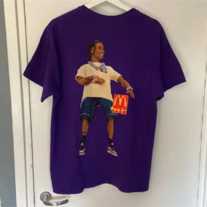 Travis scott x McDonalds T-shirt  - En fet travisscott x McDonalds t shirt. Den är som ny och knappt använd.