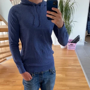 Stickad hoodie  - Snygg stickad hoodie ifrån esprit, bra skick