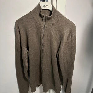 Lindbergh ziptröja - Använd en gång då den var lite för stor för mig. Perfekt att ha över en skjorta eller t-shirt. Relativt tunnt material så går att använda nu på sommaren också!