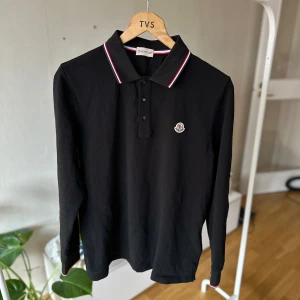 Moncler Piké  - Klassisk Moncler Piké - Utmärkt skick - Storlek M, passar även S - Säljer för 700kr - PM vid intresse. Inga byte.