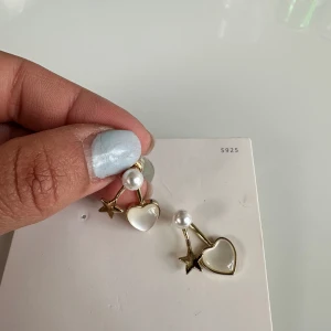 Örhängen  - ger en unik och stilfull touch. De cirkulära detaljerna lägger till en modern dimension till denna eleganta ring. Bär dessa ringar för att lägga till en touch av sofistikerad stil och en subtil lekfullhet till din look. ✨