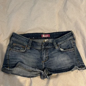 Korta lågmidjade shorts - Midja 27! Väldigt lågmidjade och korta, mörkare blå och sitter egentligen bra men är lite för stora för mig i midjan, de passar storlek s och w 27. Secondhandköpta