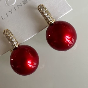 Örhängen  - ger en unik och stilfull touch. De cirkulära detaljerna lägger till en modern dimension till denna eleganta ring. Bär dessa ringar för att lägga till en touch av sofistikerad stil och en subtil lekfullhet till din look. ✨