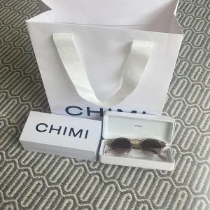 Chimi solglasögon  - Ett par chimis 03 Ecru i mycket gott skick. Säljes för 490 kr. Allt på bilden tillkommer, inklusive kvitto. 