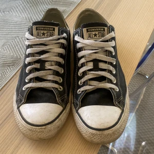 Converse - Svarta Converse i bra skick. Tvätta dem lite så är de är i nyskick.