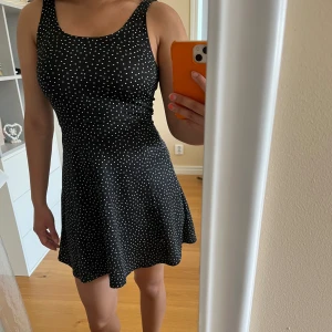 Svart tygklänning med vita prickar  - Prickig klänning i storlek 36, men passar dig som oftast bär 34 eller S/XS🖤 Klänningen är i perfekt skick!