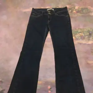 Lågmidjade mörkblåa jeans. Köp för 350kr+ frakt. Inge defekter. Vid snabb affär kan vi diskutera priset🫶 storlek s/m