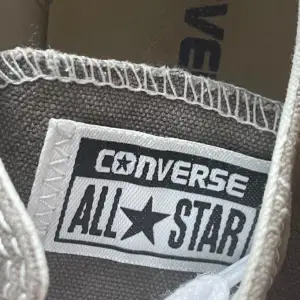 Låga Converse i grå som visar på användning på utsidan men är fortfarande bekväma och hela 💕