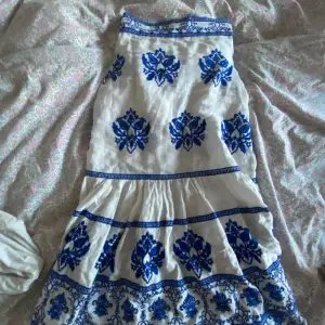 Zara lång kjol i storlek xs, blåa detaljer