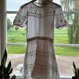 Super fin vit klänning, perfek till student/skolavslutning eller nu i sommar!