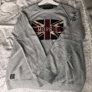 Morris pullover - Tja! Säljer denna riktigt feta Morris tröjan. Skriker gammelpeng och är skitsnygg att ha över skjorta eller bara soft med tisha under. Toppskick och den är inte ens använd 3 gånger passa på medan den är kvar passar M.