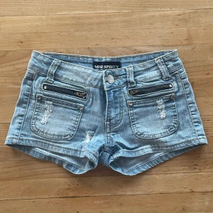 Jeansshorts  - Säljer ett par supersnygga lågmidjade jeansshorts med dragkedjor i storlek s-xs, superfina till sommaren🤩såg inte tidigare men finns en liten rosa fläck vid knappen men inget som syns långt ifrån
