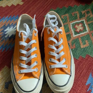 låga converse  - nästan helt oanvända orangea converse ☺️