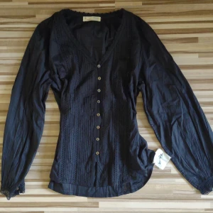 Oanvänd Odd Molly blus  - Odd Molly blus som är helt oanvänd med lapp kvar (se bilder 💕) Storlek S  Kolla gärna in mina andra Odd Molly-annsonser! 💕