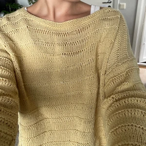 Gul stickad tröja - Mycket fint skick! Härlig färg som passar perfekt till sommaren. Går att använda som off-shoulder tröja om så önskas. Pm för mer info!💛