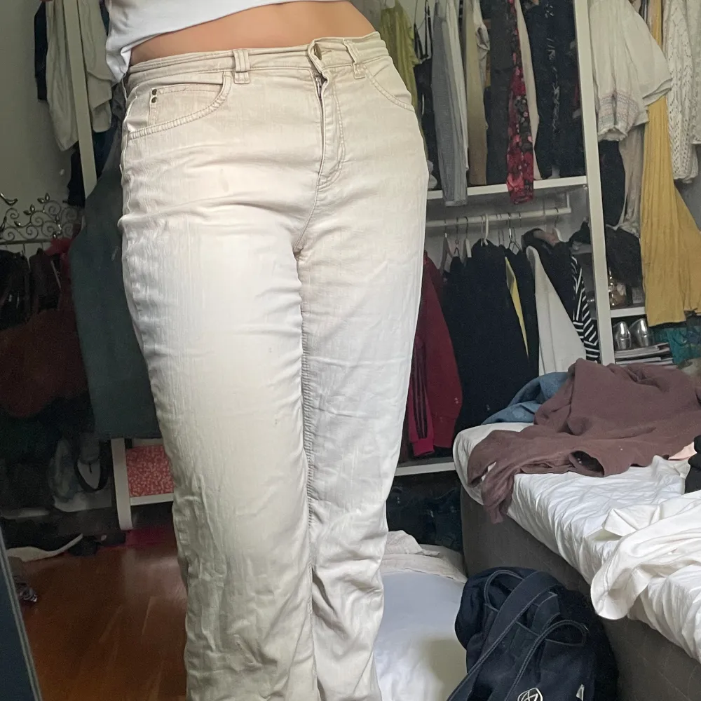 supersköna tunna ”jeans” i beige färg! är bra i längden på mig som är 171cm 🤗. Jeans & Byxor.