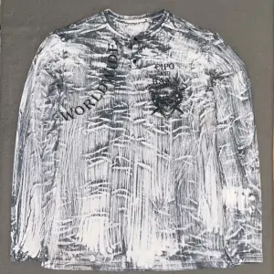 Y2k långärmad tröja i Large storlek med detaljerat tryck på både fram o baksida, tröjan är fortfarande i topp kvalitet