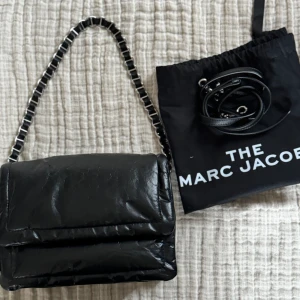 Marc Jacobs The Pillow Bag - Superfin svart väska i läder från Marc Jacobs. Ingår dustbag och ett längre justerbart band. (Mått: 25 x 17 x 8 cm). Nypris runt 6000:-. Kan gå ner i pris vid snabb affär!