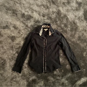 BURBERRY SKJORTA - Stilig burberry skjorta! Skick 8/10. Liten i storleken precis som burberry brukar vara👌. Nypris 3000. Pris kan diskuteras vid snabb affär🤝