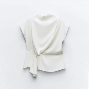 Zara blus - Säljer denna superfina blusen från zara, använd ca 2 gånger🥰 Hör av er för fler bilder!💕