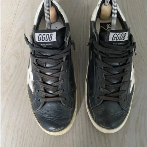 Golden goose  - Ett par golden goose i okej skick Storlek 39-40 pris kan diskuteras vid snabb affär!